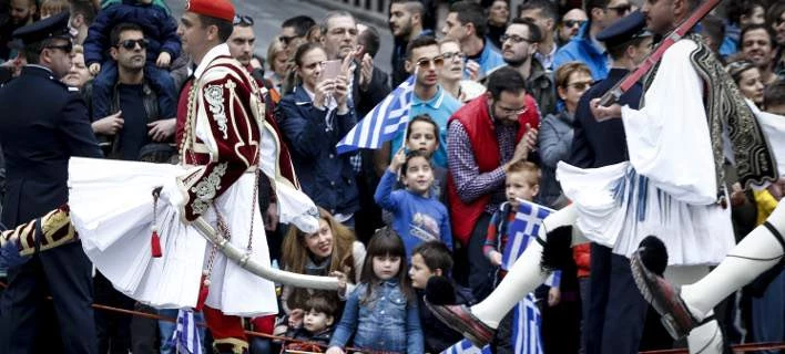 Εύζωνες, το σύμβολο της ελληνικής λεβεντιάς – Όλα τα μυστικά για τη στολή τους και τη φουστανέλα [εικόνες]